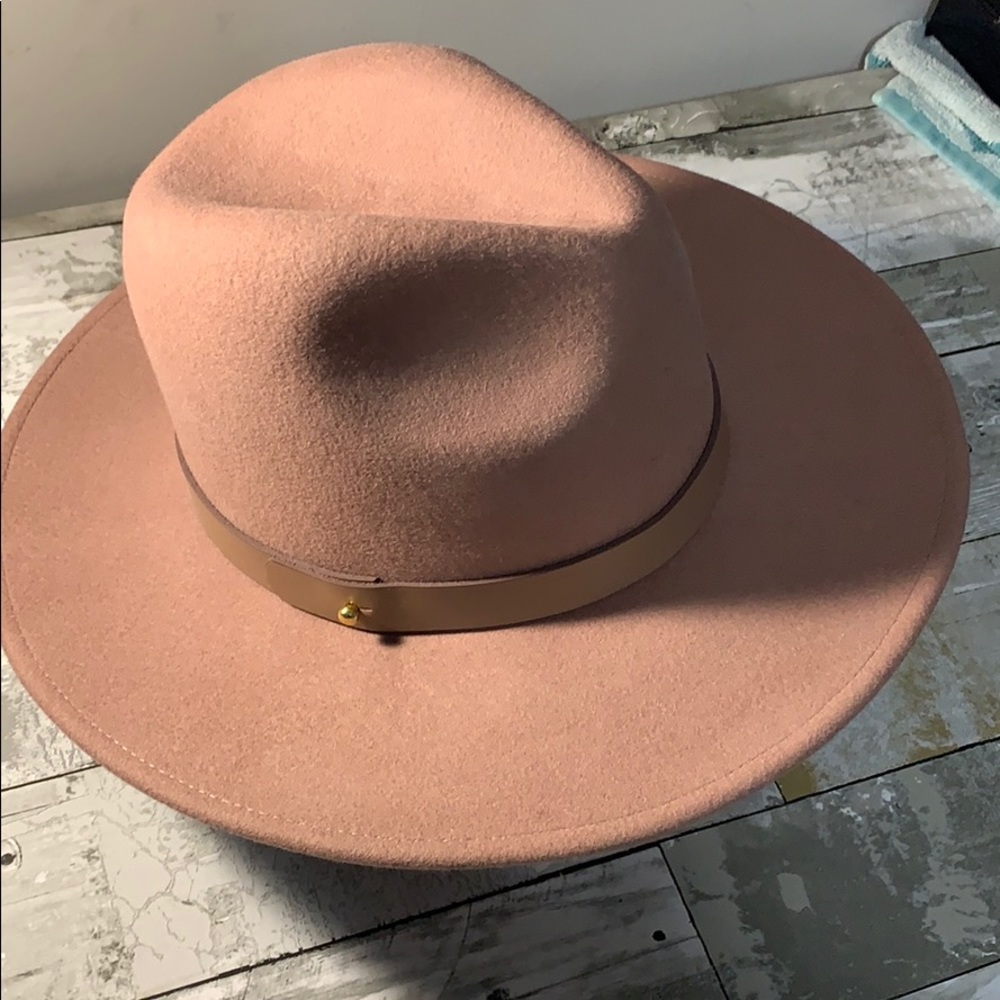 Lack of color “fleur” full brim fedora